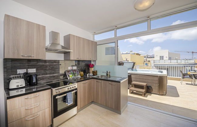 Summer Breeze Penthouse with large Terrace and Hot Tub by Getaways Malta - Foto 9