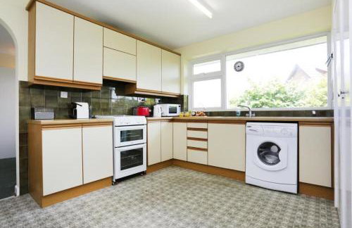 CHURCH ROAD by BOURNECOAST - A Spacious Bungalow in the Popular Hengistbury Head Area Near the Sandy Beaches - HB5830 - Foto 7