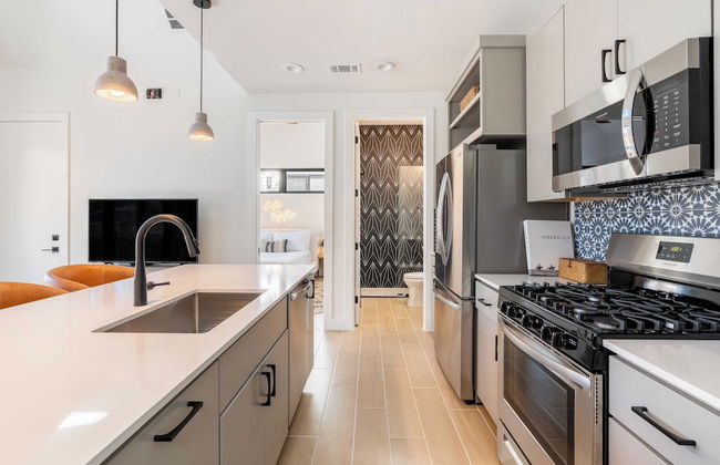 Modern Retreat w/ Pool, Guest House & Deck Lounge Henley by Avantstay - Foto 16