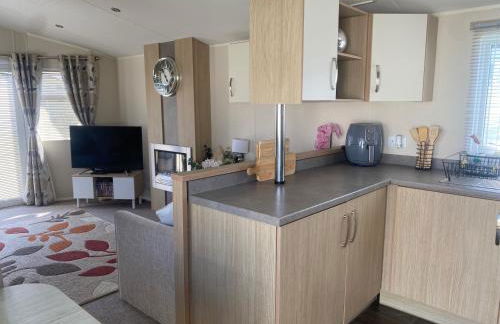 Seaside 2-Bed Caravan Retreat - Sleeps 6 & Parking - Foto 6