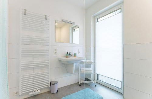 Modernes Apartment mit Terrasse & Garten, Parkplatz & 24h Self-Check-in - Foto 18