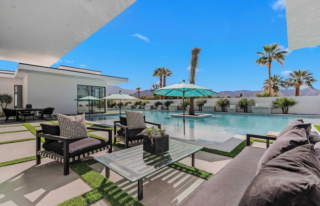 Fine Luxe Retreat w/ Pool & Hot Tub Bravo Villa #15 by Avantstay - Photo 23