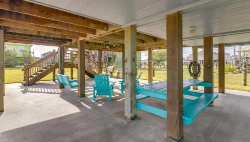 Steps to Sea! Crystal Beach Home with Furnished Deck - Foto 5