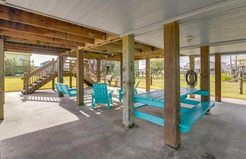 Steps to Sea! Crystal Beach Home with Furnished Deck - Foto 5