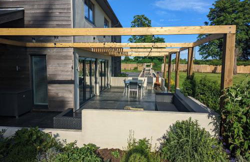 Unique, Spacious, Self-Built Eco Home with huge garden and movie room - Photo 56