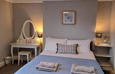 Llandudno apartment, quirky pub with tropical beer garden - Foto 8