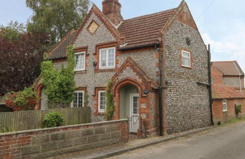 Compass Cottage - Photo 1