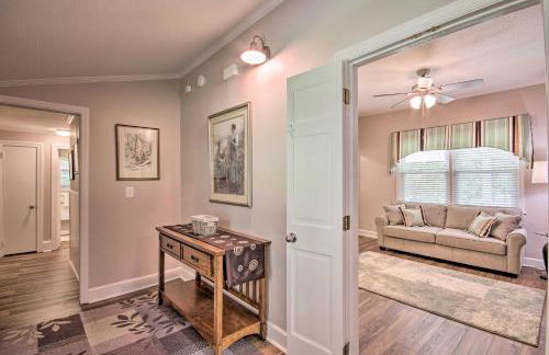 Family Home with Fire Pit, 2 Mi to Lake Access - Foto 3