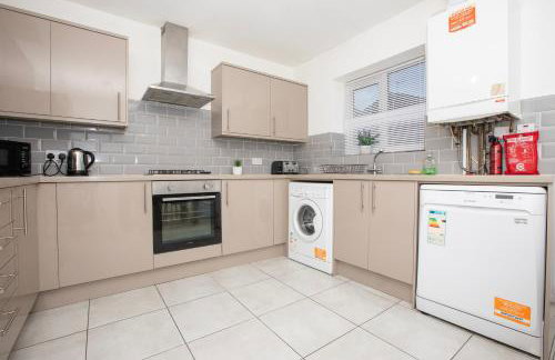 Spacious 4BR Home in Manchester with Parking & Wi-Fi - Foto 19