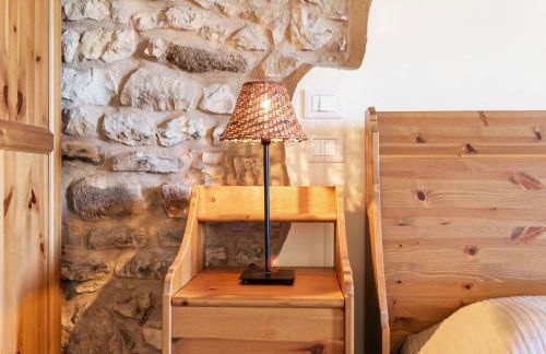 Tranquil Village Stay with Fireplace - Photo 36