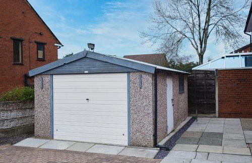 Westhoughton 3 Bedroom House - Free Parking - Photo 38