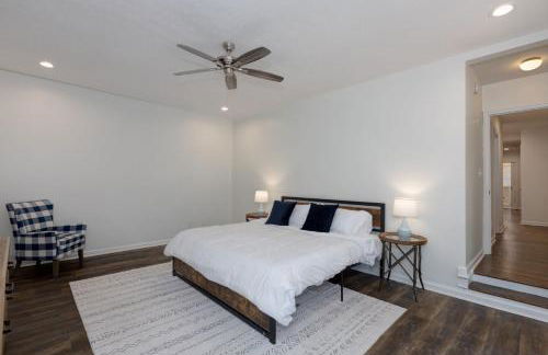 Group Getaway 6BR Near Fort Benning Huge Kitchen Private Yard - Foto 21