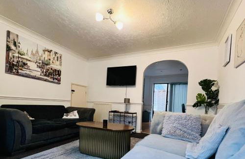 Olive, 3Bedrooms,1 extra Rm, Sleeps 9 with Garden, Free Parking in Grays, Lakeside, London - Foto 4