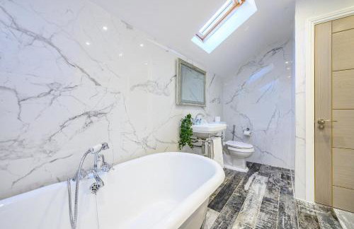 Spacious 6 Bedroom Escape with Hot Tub, Games Room & Karaoke in Yorkshire - Foto 42