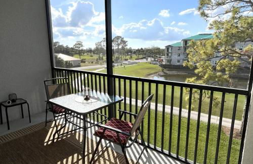 Stylish 3rd-Floor Condo with Golf Course Views - Foto 15