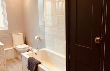 Spacious 5 Bedroom Home in Central Kidderminster with Private Parking and Electric Vehicle Facilities, Easy Access to Birmingham and Nearby Towns - Foto 20