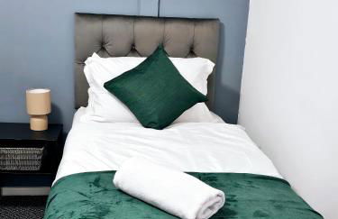 LushStay Telford - Families, Contractors & Group of Friends, long term stay - Photo 14