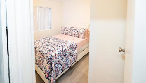 Cozy 2 Bedroom 1 Bathroom Apartment Ideal for Small Group in Koreatown Free Gated Parking Full Kitch - Foto 5