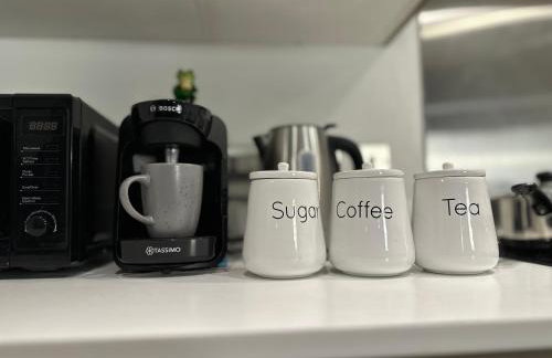 Cozy City Centre Apartment with Free Gym and Free Coffee - Photo 6