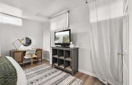 Entire Private Home with 4 Bedrooms 3 Bathrooms, King Bed, Big Yard, Prime Area, Ranch Style, Available Now - Photo 41