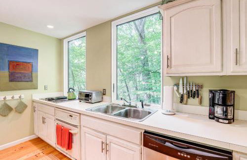 7 Mi to Dtwn Asheville Carriage House with Deck - Photo 11