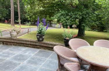 3 Bedroom Lodge Hotub pool in Horsley Surrey UK - Photo 36