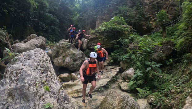Caminhando até as cataratas de Kawasan