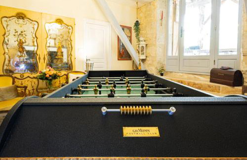 CHAMPAGNE HOUSE- Oasis de luxe & de charme - coeur de ville - 10-12 pers - piscine, cuisine d'été, patio, bar & piano - Foto 54