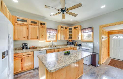 All-Season Seney Home with Private Yard and Fire Pit! - Foto 7