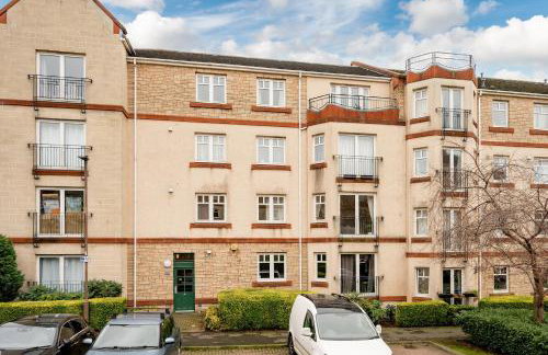 Stylish 2-Bed Flat with Balcony Near Haymarket - Pass the Keys - Foto 6