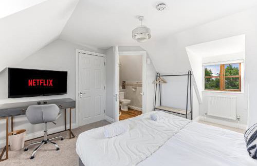Loughton House - Central Location - Driveway Parking, Self-Check-In, Garden, Super-Fast Wifi and Smart TVs by Yoko Property - Foto 6