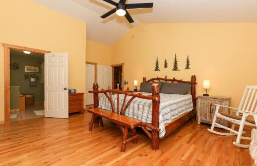 3-Story Private Cabin with Hot Tub and Fire Pit - Foto 17