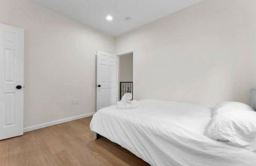 Urban Retreat Fun Relax Self Check-In Hot Tub Foosball Fire Pit Cornhole - Photo 6