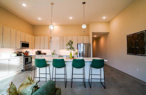 Peridot Suite - NEW 2bdrm 2bath Loft near Mass! - Photo 30