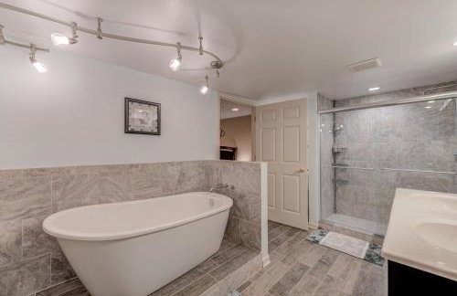 Luxury 4BR Near Lake Pepin with Game Room - Breeze - Foto 11