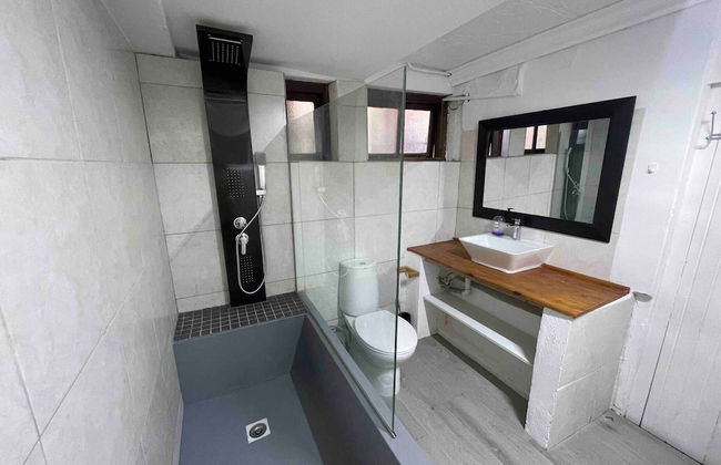 Lavish Camps Bay Pool Side Apartment - Photo 11