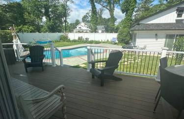 The Most Desired Summer Retreat with Private Pool Just 5 Minutes from the Beach - Foto 2