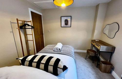 Elegant Hayfield Escape - Heart of Peak District - Photo 26