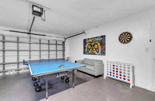 Hidden Gem 4 Bedroom Home with Private Pool & Game Room - Photo 20