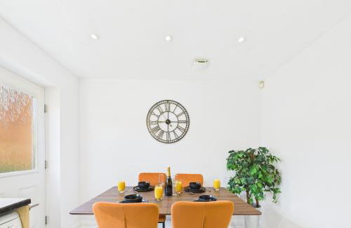 Desert Orchid by Signature Stays - Racecourse - Parking - 5-Bed - Photo 4