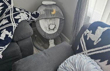 Cozy Roomy family sized apartment on major bus route close to all - Foto 42