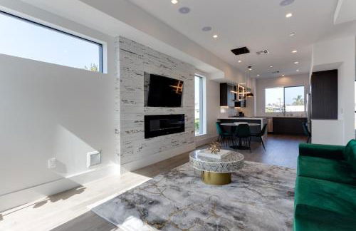 Modern 5 Bedroom Masterpiece With Rooftop Deck - Photo 15