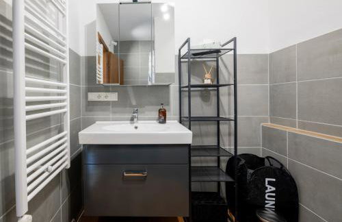 C4S -COME4STAY -InnHarmony- Stilvoll eingerichtetes Apartment für bis zu 8 Personen - Hochwertige Betten I voll ausgestattete Küche I Balkon I Badezimmer I WLAN I Smart TV - Foto 29