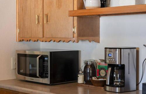 Stylish Mid-Century Oasis with Pool - Foto 21