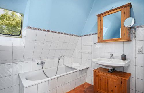 GUT KLETKAMP "Altes Torhaus" - Historisches Ferienhaus mit 5 Schlafzimmern I Kamin I Garten & Terrasse I Seeblick I 15 Min zur Ostsee I Moderne Küche I Hundefreundlich I Parkplätze I WLAN - Foto 17