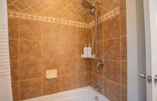 Fire pit - 6 Min to North Hills - Screened Porch - Foto 26