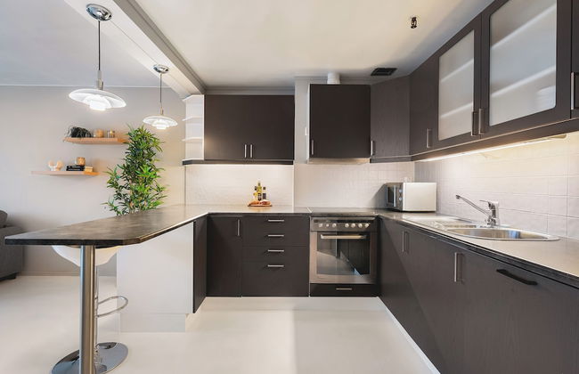 Arctic Homes - Downtown Penthouse - Photo 12