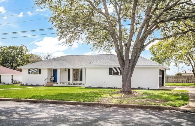 A Crystal Place Hot Tub 1 Blk off Main St! - Foto 15