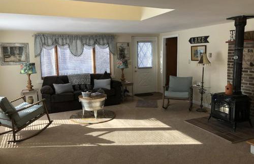 The Sunflower - Hot Tub Hideaway on 13 Wooded Acres - Fire Pit - Lake View - Near Keuka & Seneca Lake - Pet-Friendly - Foto 3