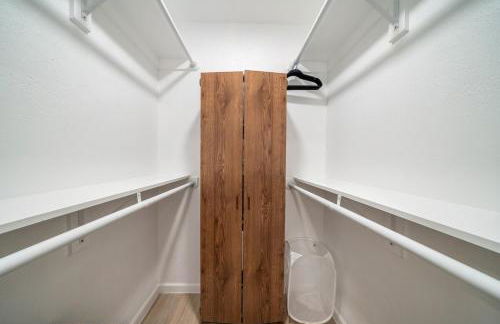 DT DFW Chic Free Parking and Pool In Medical District - Foto 13